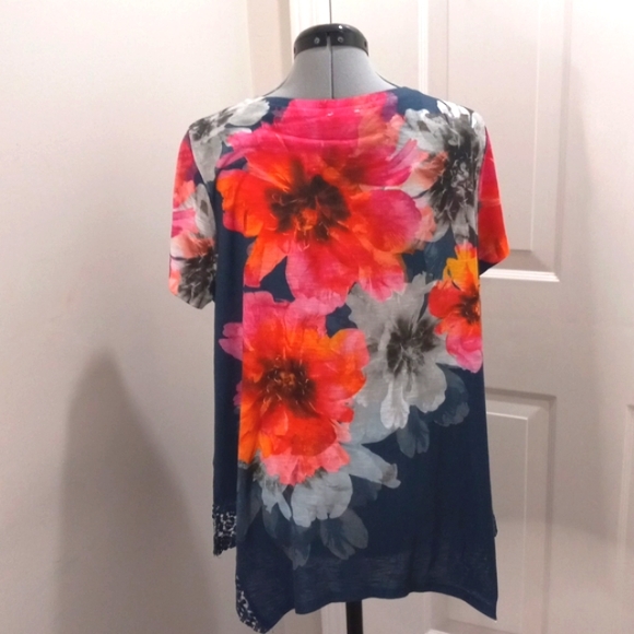 T & True Floral Top w/ sequins studs. Size XL - Picture 4 of 5